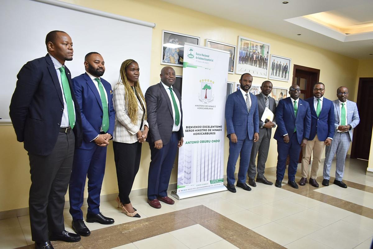 El Ministro de Minas e Hidrocarburos visita el Banco Nacional de Guinea Ecuatorial